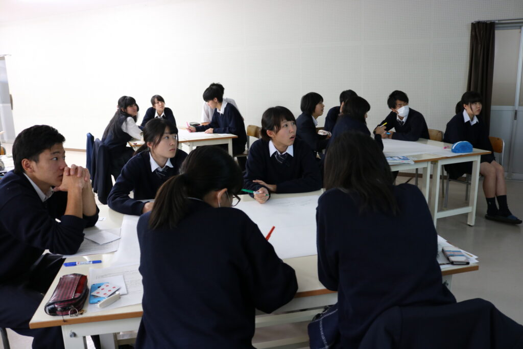 データが示す日本の未来に驚きを隠せない表情の高校生の皆さん。