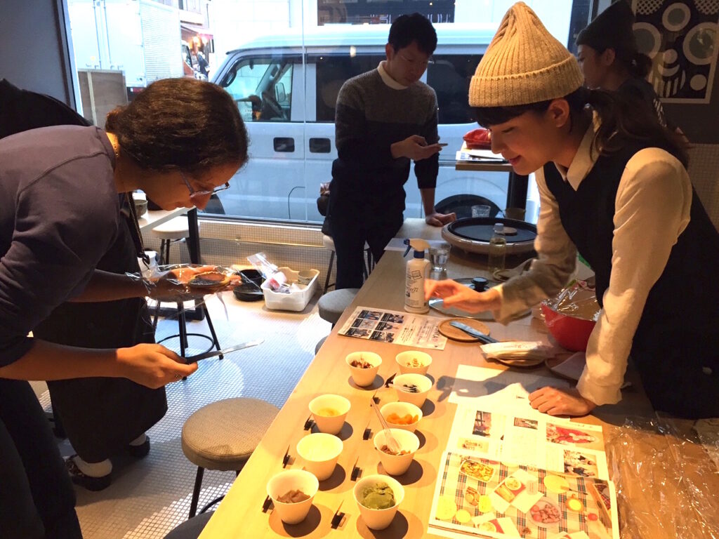 ホットプレートで焼いたどら焼きの皮に好きな餡や具を挟める「どら焼きを作ろう produced by Onaka」大人気で早々に生地が完売に。