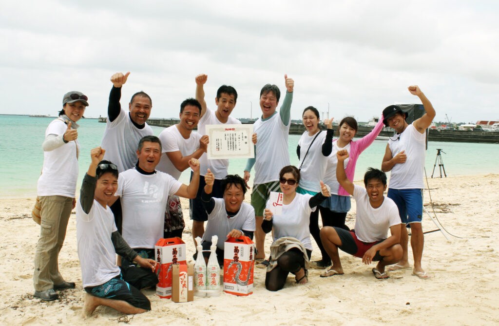 先日宮古島で開催された布干し堂主催第27回海神祭爬龍船レースに参加した時の様子。
初出場で3位入賞という好成績を残しました。地域との連携も率先して行っていきます。