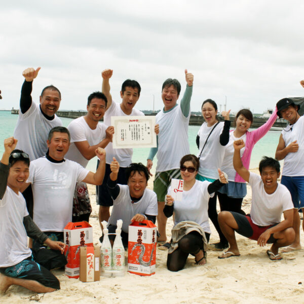 先日宮古島で開催された布干し堂主催第27回海神祭爬龍船レースに参加した時の様子。
初出場で3位入賞という好成績を残しました。地域との連携も率先して行っていきます。