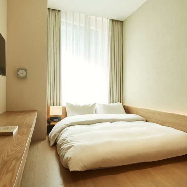 ベッド周りを小上がりにすることで面積を最大限活用したスタンダードルーム