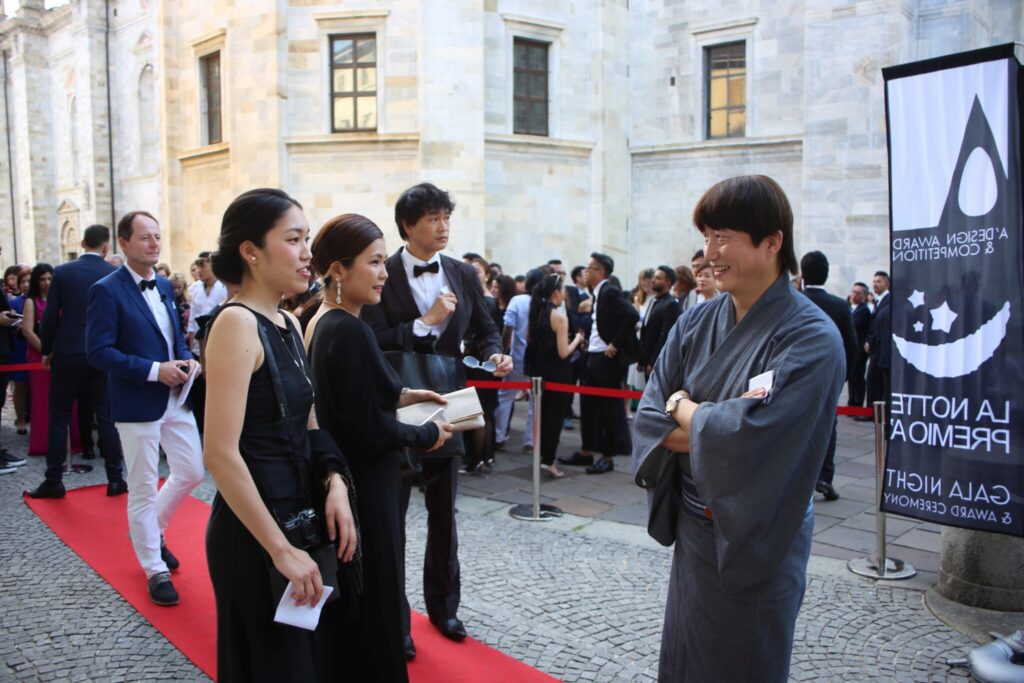 会場前のレッドカーペットの様子。中原(右)は日本人らしく、和服で参加。