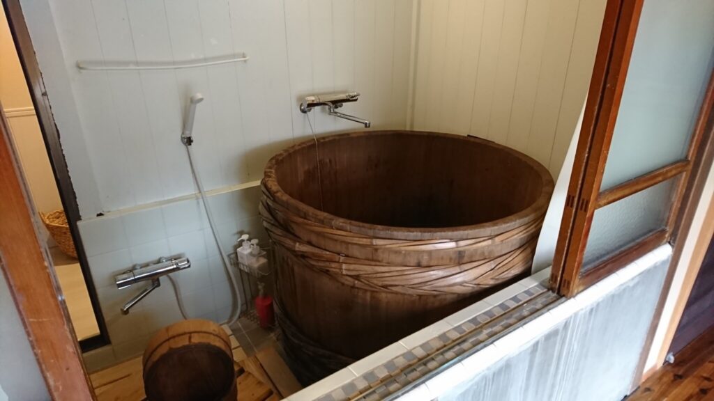MACHIYA INNのお風呂にも酒樽が再利用されています