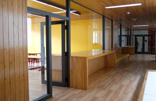 Ohinata Jenaplan School (教室と廊下の間の壁はガラス張りにし、様子がわかるように。
椅子や棚をランダムに配置。使い方はその人次第。)