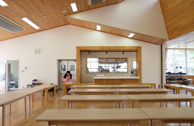 大日向小学校 (元の食堂をそのまま活かし、厨房の様子が見えやすいように改修。)