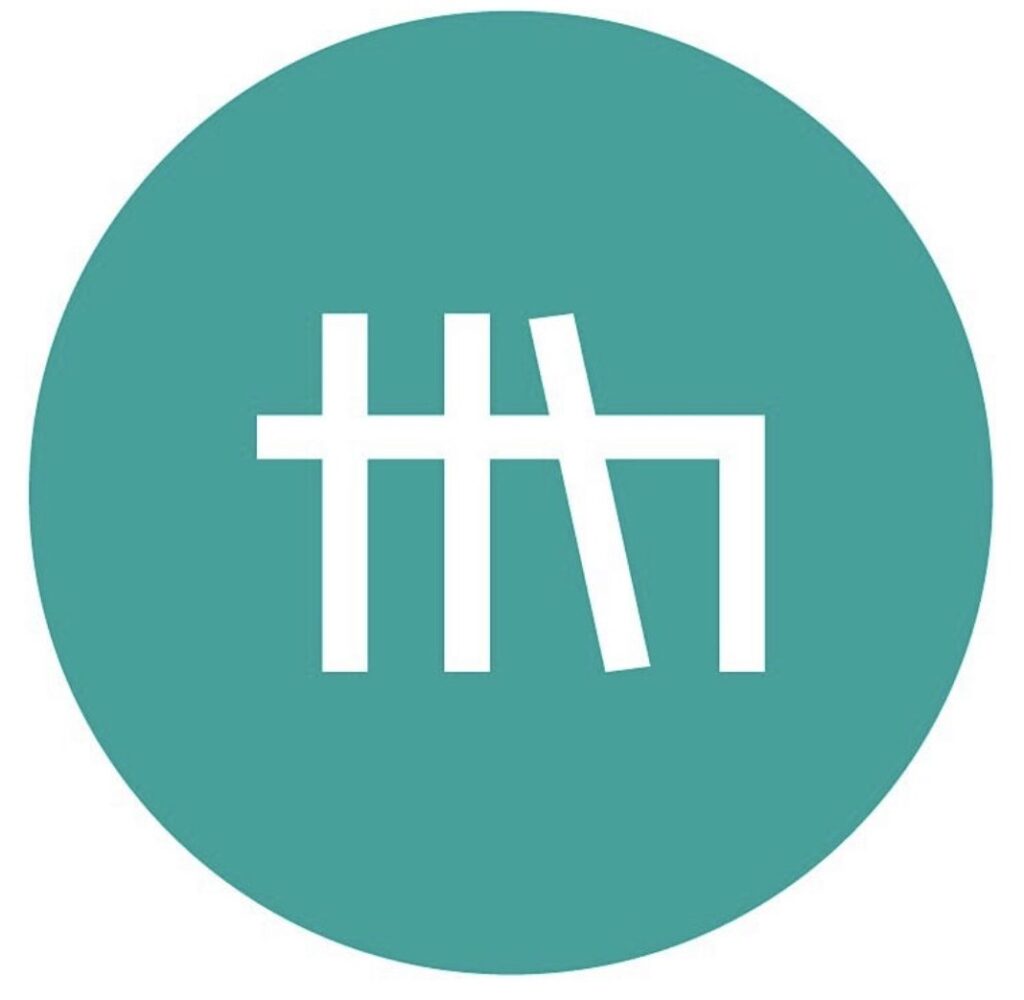 「カ」の文字が三つ繋がったロゴマークは鹿児島のデザイナーが制作。カウンターに人が三人集う様子も表しています。