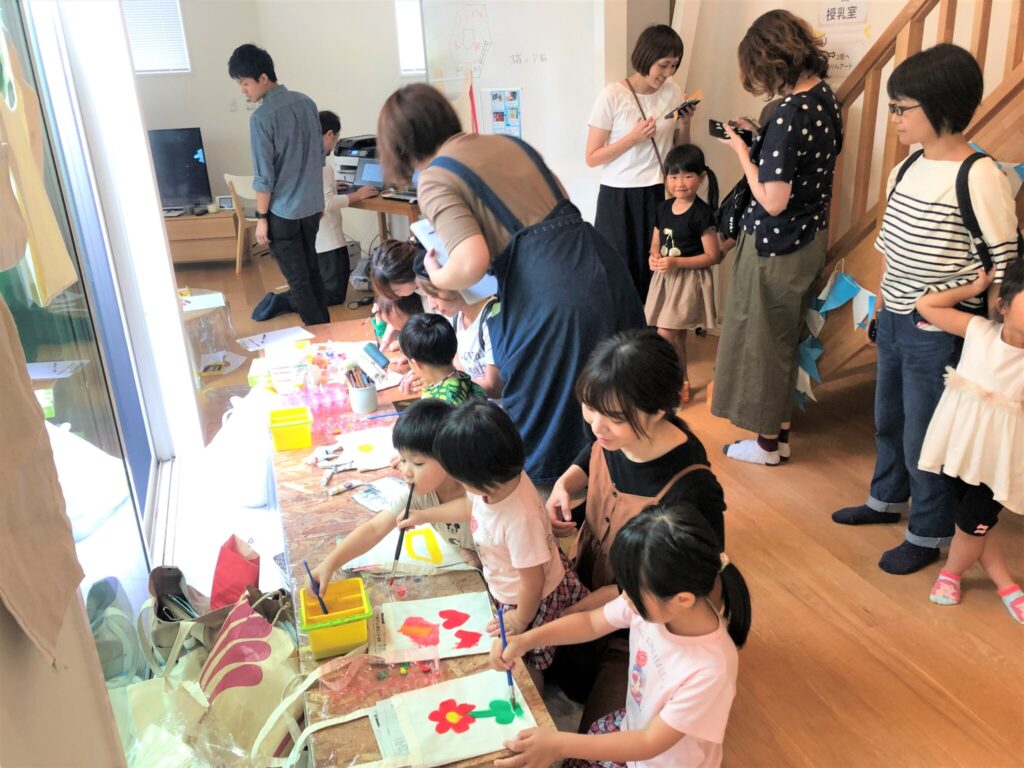 鹿児島県内で活動する紙版画家の中原みおさんによるエコバック作りのワークショップ。子どもも大人も夢中でマイバック作りを楽しんでいました。