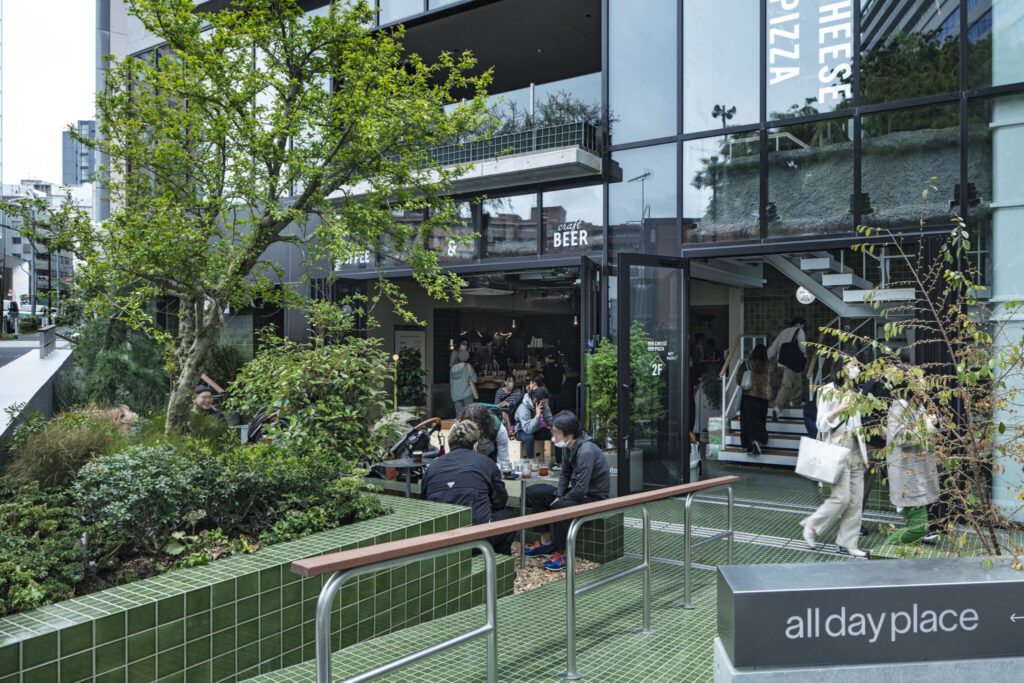 2022年4月渋谷に開業したall day place shibuya。"#まちの合間に、いつもある、いつもの居場所" をコンセプトに渋谷のパブリックハウスを目指してUDSが企画・設計・運営しています。