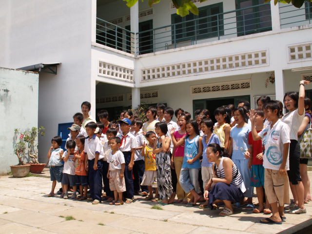2001年ベトナムで、ストリートチルドレンたちが暮らす学校＋住むところのない子供たちの家を建てました。梶原が高校生の頃から考えていた、子どもたちの支援を実際に形にできたプロジェクトでした。