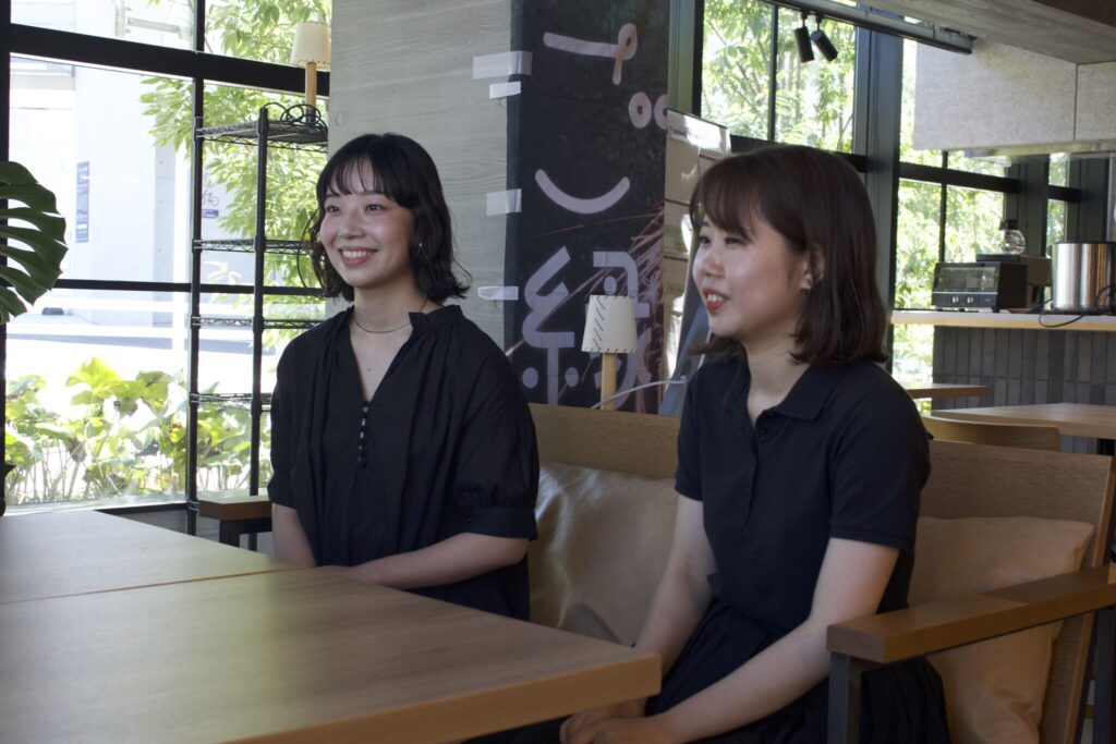 （左から） 河上鈴華：2021年4月入社。ホテル アンテルーム京都のフロントスタッフを経て、現在はプロジェクトデザイン事業部に所属。  南澤恵：2020年4月入社。COMPATHにて設計を担当。