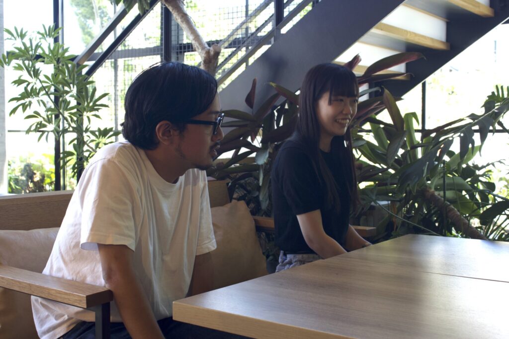 (左から）浅田英亮：2020年4月入社。事業企画部内のチームSDUに所属。 石井李奈：2019年4月入社。ONSEN RYOKAN 由縁 新宿を経て、HAMACHO HOTELへ。最年少マネージャー。