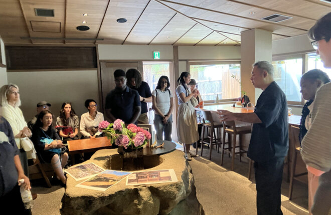 ノースカロライナ大学シャーロット校 学生視察– 由縁別邸 代田 (この地域には昔茶畑が広がっていた歴史から茶寮をつくる企画が生まれたこと、同じ地域にあった築100年以上の歴史ある茅葺屋敷から玄関の硝子引き戸、居間の欄間、庭のつくばい石などを受け継ぎ、再生させていることなどを紹介。)