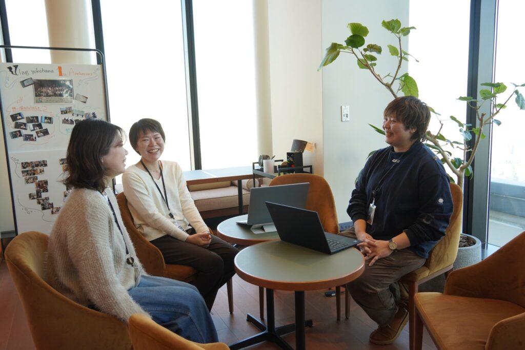 vlag_yokohama_main | プロフィール（写真左から）
西本 2024年にUDSへ入社し、Vlag yokohamaのコミュニティマネージャーを担当。問い合わせ対応や館内案内に始まるコミュニケーション業務などを幅広く担う。

羽生 2024年にUDSへ入社し、Vlag yokohamaのコミュニティマネージャーを担当。イベント企画やプログラムの運営などの業務を担う。

谷野 2021年にUDSへ入社し、コワーキングスペースの運営を経てVlag yokohamaの開業から携わる。現在はVlag yokohama コミュニティマネージャー・拠点責任者を担う。