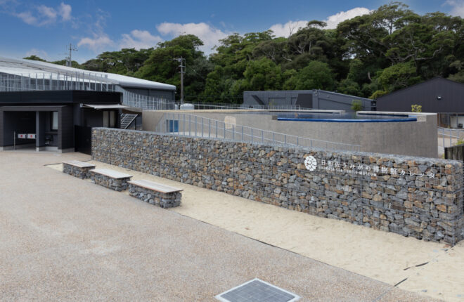 「とくしまユニバーサルデザインによるまちづくり賞」「観光ユニバーサル大賞」– 日和佐うみがめ博物館カレッタが受賞 (産卵期の母ガメが光を嫌う生態に配慮し、外装には黒やグレーを基調とした色彩を採用。)