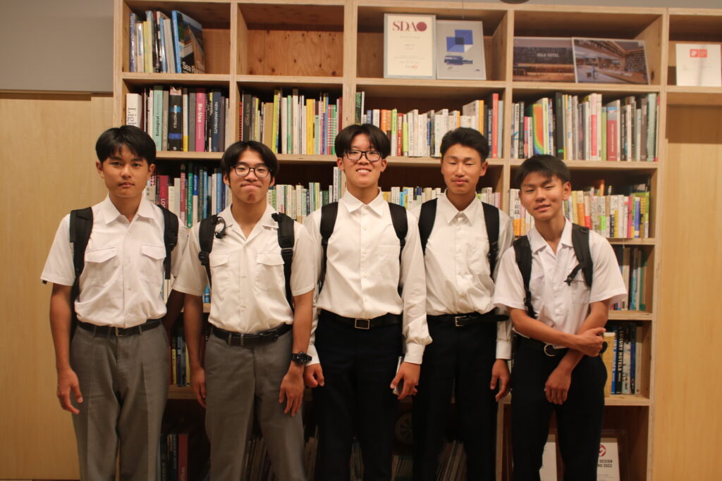 愛知教育大学附属名古屋中学校の生徒さん | 発表とディスカッションを終え、すこし緊張がほぐれた笑顔の生徒さんたち。ありがとうございました! 愛知教育大学附属名古屋中学校の生徒さん | 発表とディスカッションを終え、すこし緊張がほぐれた笑顔の生徒さんたち。ありがとうございました!